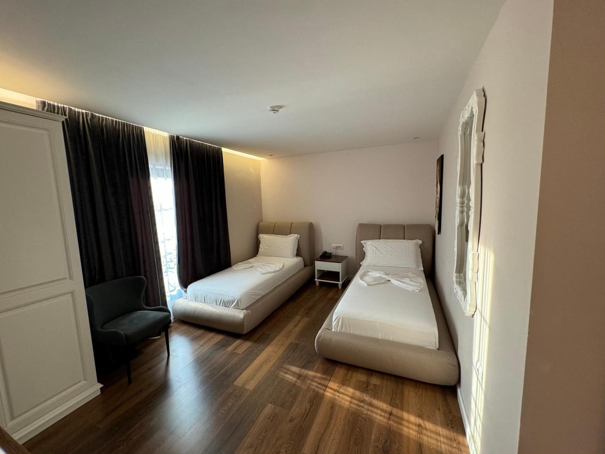 Arberia Palace Hotel Fushe Milot 外观 照片